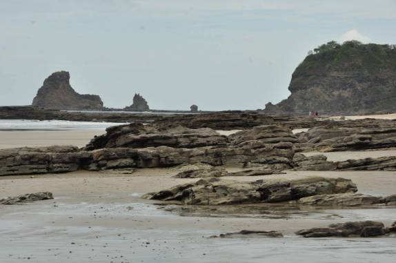 Formações rochosas na praia Madero, em San Juan del Sur, na Nicarágua
